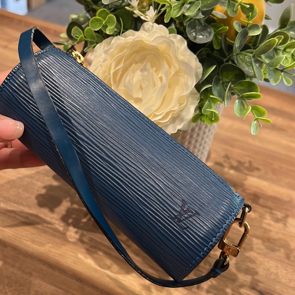 Louis Vuitton Blue Epi Leather Mini Soufflot Papillon Wristlet - Picture 3 of 17